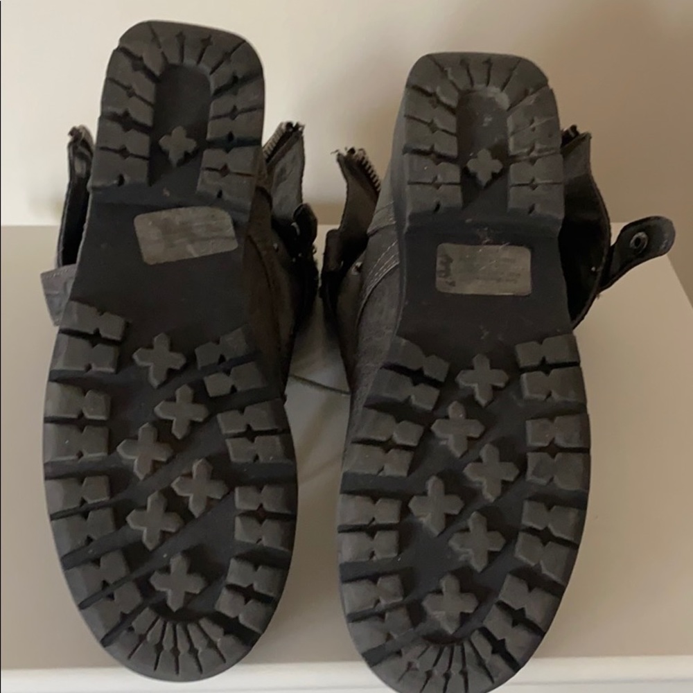 Shoes - Picture 4 of 5